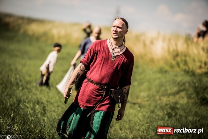 Zdjęcie w galerii na portalu naszraciborz.pl: Bitwa wojów nad Ulgą. Pierwszy dzień VIII Raciborskiego Festiwalu Średniowiecznego już za nami wiadomości z regionu