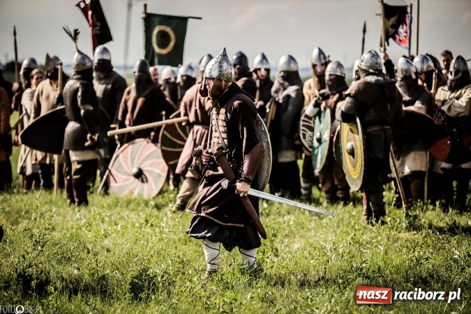 Zdjęcie w galerii na portalu naszraciborz.pl: Bitwa wojów nad Ulgą. Pierwszy dzień VIII Raciborskiego Festiwalu Średniowiecznego już za nami wiadomości z regionu