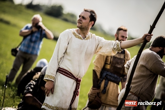 Zdjęcie w galerii na portalu naszraciborz.pl: Bitwa wojów nad Ulgą. Pierwszy dzień VIII Raciborskiego Festiwalu Średniowiecznego już za nami wiadomości z regionu