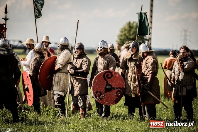 Zdjęcie w galerii na portalu naszraciborz.pl: Bitwa wojów nad Ulgą. Pierwszy dzień VIII Raciborskiego Festiwalu Średniowiecznego już za nami wiadomości z regionu