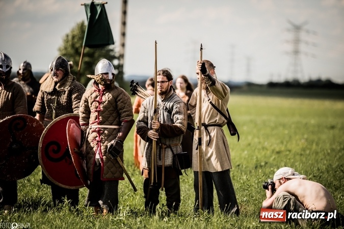Zdjęcie w galerii na portalu naszraciborz.pl: Bitwa wojów nad Ulgą. Pierwszy dzień VIII Raciborskiego Festiwalu Średniowiecznego już za nami wiadomości z regionu
