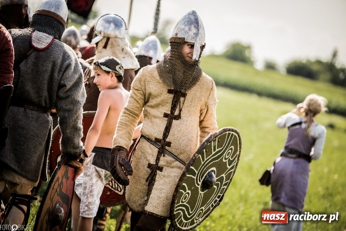 Zdjęcie w galerii na portalu naszraciborz.pl: Bitwa wojów nad Ulgą. Pierwszy dzień VIII Raciborskiego Festiwalu Średniowiecznego już za nami wiadomości z regionu