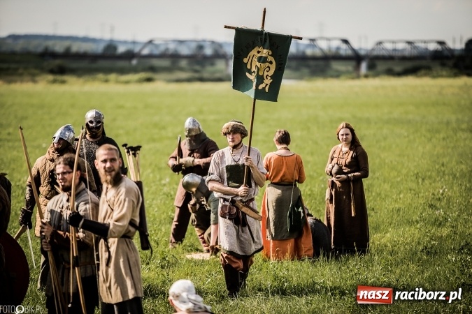 Zdjęcie w galerii na portalu naszraciborz.pl: Bitwa wojów nad Ulgą. Pierwszy dzień VIII Raciborskiego Festiwalu Średniowiecznego już za nami wiadomości z regionu