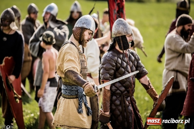 Zdjęcie w galerii na portalu naszraciborz.pl: Bitwa wojów nad Ulgą. Pierwszy dzień VIII Raciborskiego Festiwalu Średniowiecznego już za nami wiadomości z regionu