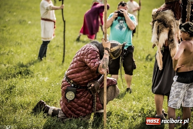 Zdjęcie w galerii na portalu naszraciborz.pl: Bitwa wojów nad Ulgą. Pierwszy dzień VIII Raciborskiego Festiwalu Średniowiecznego już za nami wiadomości z regionu