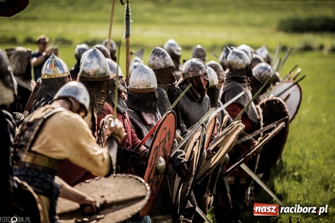 Zdjęcie w galerii na portalu naszraciborz.pl: Bitwa wojów nad Ulgą. Pierwszy dzień VIII Raciborskiego Festiwalu Średniowiecznego już za nami wiadomości z regionu