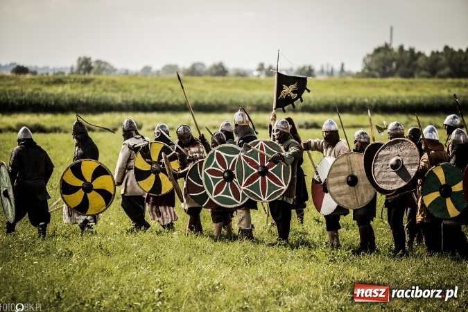 Zdjęcie w galerii na portalu naszraciborz.pl: Bitwa wojów nad Ulgą. Pierwszy dzień VIII Raciborskiego Festiwalu Średniowiecznego już za nami wiadomości z regionu