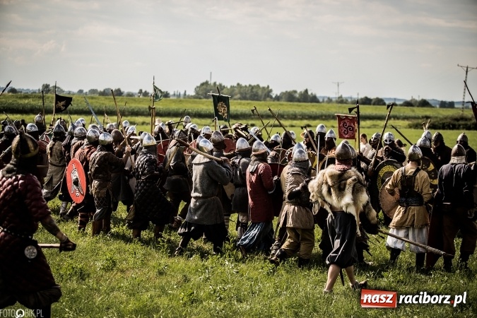Zdjęcie w galerii na portalu naszraciborz.pl: Bitwa wojów nad Ulgą. Pierwszy dzień VIII Raciborskiego Festiwalu Średniowiecznego już za nami wiadomości z regionu