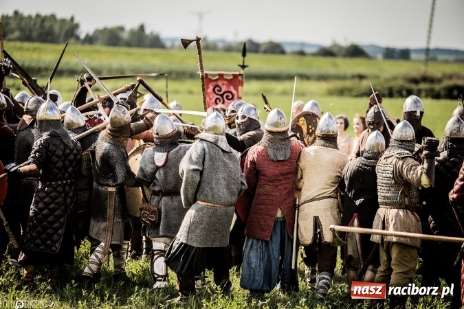 Zdjęcie w galerii na portalu naszraciborz.pl: Bitwa wojów nad Ulgą. Pierwszy dzień VIII Raciborskiego Festiwalu Średniowiecznego już za nami wiadomości z regionu