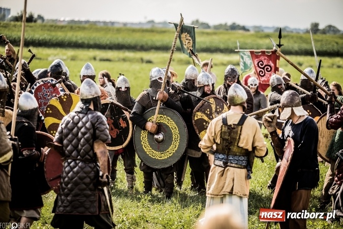 Zdjęcie w galerii na portalu naszraciborz.pl: Bitwa wojów nad Ulgą. Pierwszy dzień VIII Raciborskiego Festiwalu Średniowiecznego już za nami wiadomości z regionu