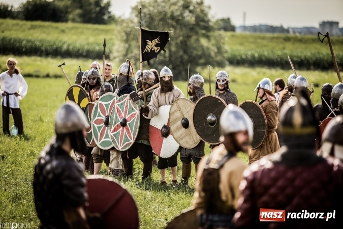 Zdjęcie w galerii na portalu naszraciborz.pl: Bitwa wojów nad Ulgą. Pierwszy dzień VIII Raciborskiego Festiwalu Średniowiecznego już za nami wiadomości z regionu