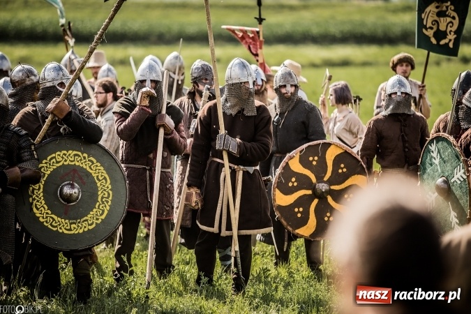 Zdjęcie w galerii na portalu naszraciborz.pl: Bitwa wojów nad Ulgą. Pierwszy dzień VIII Raciborskiego Festiwalu Średniowiecznego już za nami wiadomości z regionu