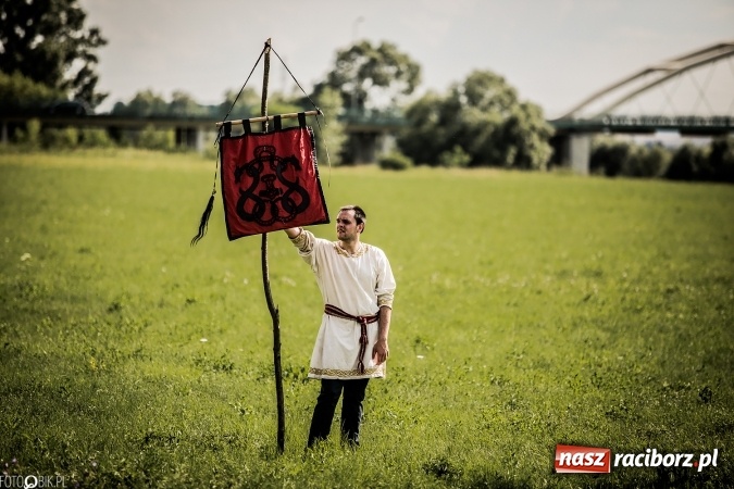 Zdjęcie w galerii na portalu naszraciborz.pl: Bitwa wojów nad Ulgą. Pierwszy dzień VIII Raciborskiego Festiwalu Średniowiecznego już za nami wiadomości z regionu