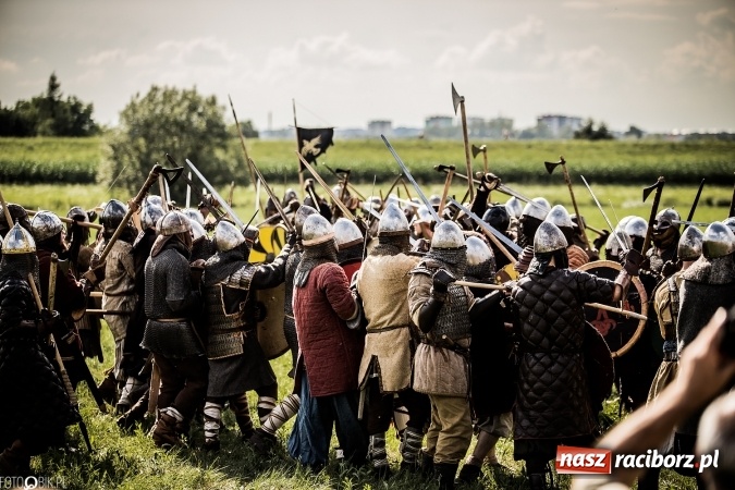 Zdjęcie w galerii na portalu naszraciborz.pl: Bitwa wojów nad Ulgą. Pierwszy dzień VIII Raciborskiego Festiwalu Średniowiecznego już za nami wiadomości z regionu