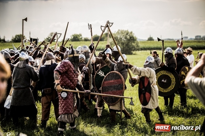 Zdjęcie w galerii na portalu naszraciborz.pl: Bitwa wojów nad Ulgą. Pierwszy dzień VIII Raciborskiego Festiwalu Średniowiecznego już za nami wiadomości z regionu