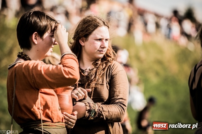 Zdjęcie w galerii na portalu naszraciborz.pl: Bitwa wojów nad Ulgą. Pierwszy dzień VIII Raciborskiego Festiwalu Średniowiecznego już za nami wiadomości z regionu