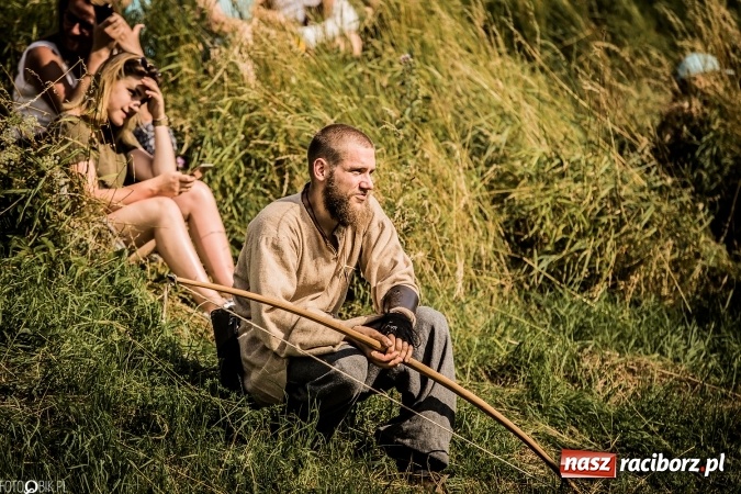 Zdjęcie w galerii na portalu naszraciborz.pl: Bitwa wojów nad Ulgą. Pierwszy dzień VIII Raciborskiego Festiwalu Średniowiecznego już za nami wiadomości z regionu
