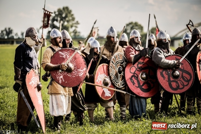 Zdjęcie w galerii na portalu naszraciborz.pl: Bitwa wojów nad Ulgą. Pierwszy dzień VIII Raciborskiego Festiwalu Średniowiecznego już za nami wiadomości z regionu