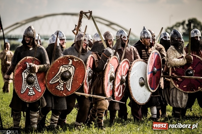 Zdjęcie w galerii na portalu naszraciborz.pl: Bitwa wojów nad Ulgą. Pierwszy dzień VIII Raciborskiego Festiwalu Średniowiecznego już za nami wiadomości z regionu