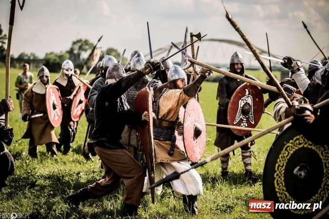 Zdjęcie w galerii na portalu naszraciborz.pl: Bitwa wojów nad Ulgą. Pierwszy dzień VIII Raciborskiego Festiwalu Średniowiecznego już za nami wiadomości z regionu