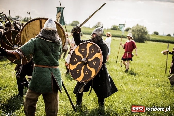 Zdjęcie w galerii na portalu naszraciborz.pl: Bitwa wojów nad Ulgą. Pierwszy dzień VIII Raciborskiego Festiwalu Średniowiecznego już za nami wiadomości z regionu