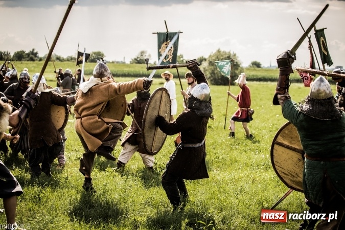 Zdjęcie w galerii na portalu naszraciborz.pl: Bitwa wojów nad Ulgą. Pierwszy dzień VIII Raciborskiego Festiwalu Średniowiecznego już za nami wiadomości z regionu