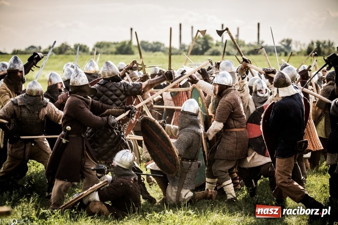 Zdjęcie w galerii na portalu naszraciborz.pl: Bitwa wojów nad Ulgą. Pierwszy dzień VIII Raciborskiego Festiwalu Średniowiecznego już za nami wiadomości z regionu