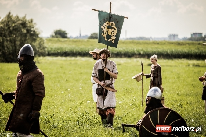 Zdjęcie w galerii na portalu naszraciborz.pl: Bitwa wojów nad Ulgą. Pierwszy dzień VIII Raciborskiego Festiwalu Średniowiecznego już za nami wiadomości z regionu