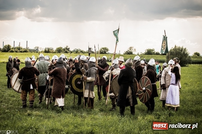 Zdjęcie w galerii na portalu naszraciborz.pl: Bitwa wojów nad Ulgą. Pierwszy dzień VIII Raciborskiego Festiwalu Średniowiecznego już za nami wiadomości z regionu