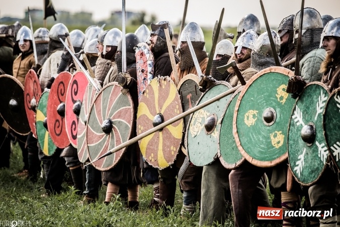 Zdjęcie w galerii na portalu naszraciborz.pl: Bitwa wojów nad Ulgą. Pierwszy dzień VIII Raciborskiego Festiwalu Średniowiecznego już za nami wiadomości z regionu