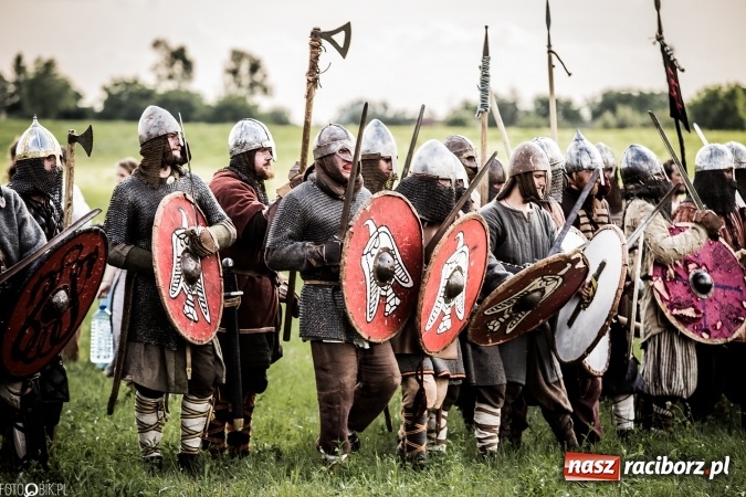 Zdjęcie w galerii na portalu naszraciborz.pl: Bitwa wojów nad Ulgą. Pierwszy dzień VIII Raciborskiego Festiwalu Średniowiecznego już za nami wiadomości z regionu