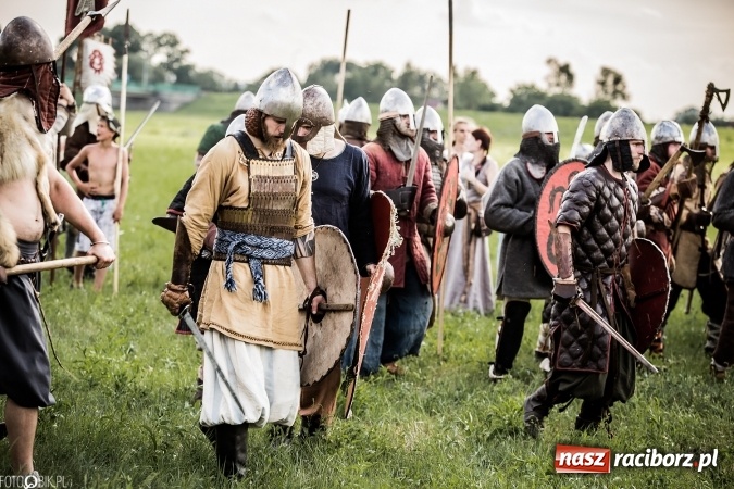Zdjęcie w galerii na portalu naszraciborz.pl: Bitwa wojów nad Ulgą. Pierwszy dzień VIII Raciborskiego Festiwalu Średniowiecznego już za nami wiadomości z regionu