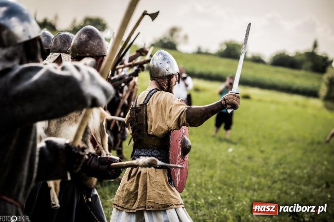 Zdjęcie w galerii na portalu naszraciborz.pl: Bitwa wojów nad Ulgą. Pierwszy dzień VIII Raciborskiego Festiwalu Średniowiecznego już za nami wiadomości z regionu