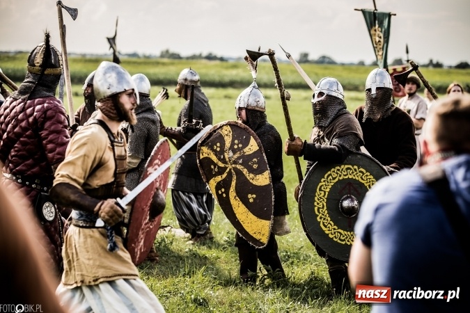 Zdjęcie w galerii na portalu naszraciborz.pl: Bitwa wojów nad Ulgą. Pierwszy dzień VIII Raciborskiego Festiwalu Średniowiecznego już za nami wiadomości z regionu