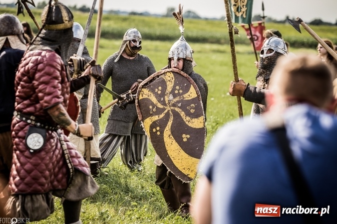 Zdjęcie w galerii na portalu naszraciborz.pl: Bitwa wojów nad Ulgą. Pierwszy dzień VIII Raciborskiego Festiwalu Średniowiecznego już za nami wiadomości z regionu