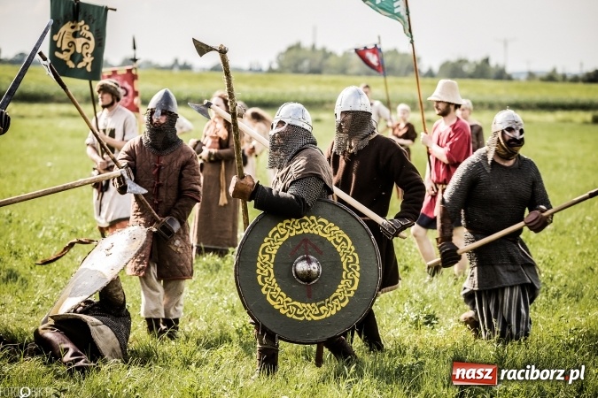 Zdjęcie w galerii na portalu naszraciborz.pl: Bitwa wojów nad Ulgą. Pierwszy dzień VIII Raciborskiego Festiwalu Średniowiecznego już za nami wiadomości z regionu