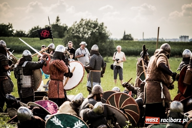 Zdjęcie w galerii na portalu naszraciborz.pl: Bitwa wojów nad Ulgą. Pierwszy dzień VIII Raciborskiego Festiwalu Średniowiecznego już za nami wiadomości z regionu