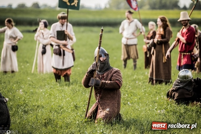 Zdjęcie w galerii na portalu naszraciborz.pl: Bitwa wojów nad Ulgą. Pierwszy dzień VIII Raciborskiego Festiwalu Średniowiecznego już za nami wiadomości z regionu