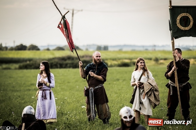 Zdjęcie w galerii na portalu naszraciborz.pl: Bitwa wojów nad Ulgą. Pierwszy dzień VIII Raciborskiego Festiwalu Średniowiecznego już za nami wiadomości z regionu