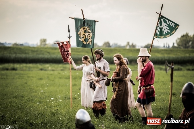 Zdjęcie w galerii na portalu naszraciborz.pl: Bitwa wojów nad Ulgą. Pierwszy dzień VIII Raciborskiego Festiwalu Średniowiecznego już za nami wiadomości z regionu
