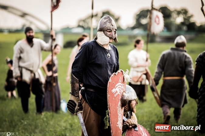 Zdjęcie w galerii na portalu naszraciborz.pl: Bitwa wojów nad Ulgą. Pierwszy dzień VIII Raciborskiego Festiwalu Średniowiecznego już za nami wiadomości z regionu