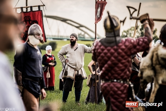 Zdjęcie w galerii na portalu naszraciborz.pl: Bitwa wojów nad Ulgą. Pierwszy dzień VIII Raciborskiego Festiwalu Średniowiecznego już za nami wiadomości z regionu