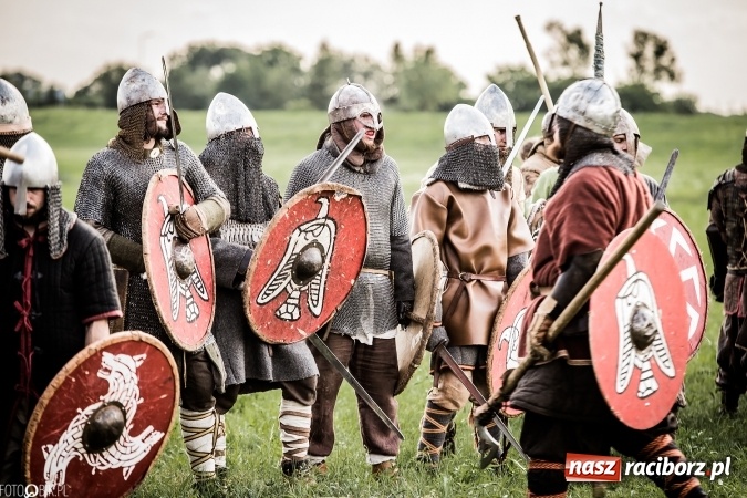 Zdjęcie w galerii na portalu naszraciborz.pl: Bitwa wojów nad Ulgą. Pierwszy dzień VIII Raciborskiego Festiwalu Średniowiecznego już za nami wiadomości z regionu