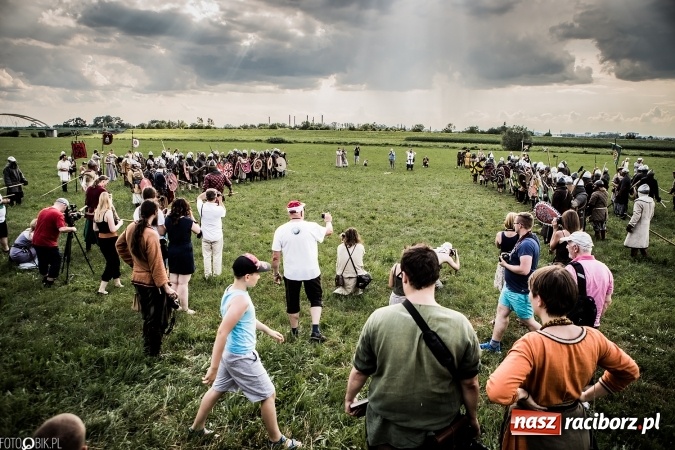 Zdjęcie w galerii na portalu naszraciborz.pl: Bitwa wojów nad Ulgą. Pierwszy dzień VIII Raciborskiego Festiwalu Średniowiecznego już za nami wiadomości z regionu