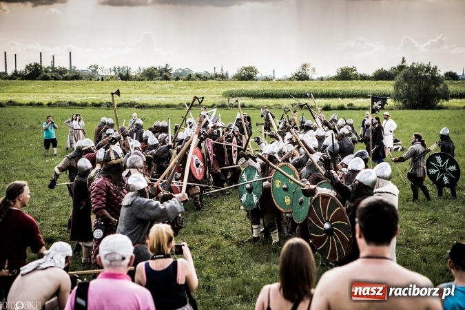 Zdjęcie w galerii na portalu naszraciborz.pl: Bitwa wojów nad Ulgą. Pierwszy dzień VIII Raciborskiego Festiwalu Średniowiecznego już za nami wiadomości z regionu