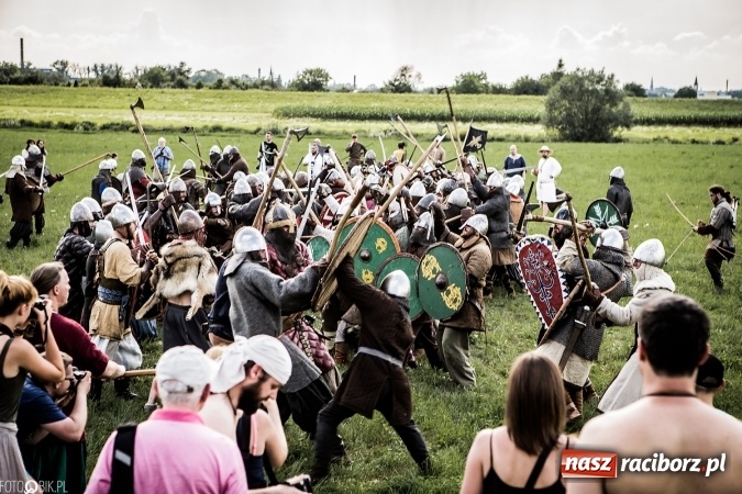 Zdjęcie w galerii na portalu naszraciborz.pl: Bitwa wojów nad Ulgą. Pierwszy dzień VIII Raciborskiego Festiwalu Średniowiecznego już za nami wiadomości z regionu