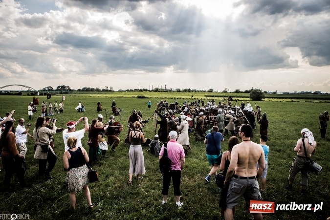 Zdjęcie w galerii na portalu naszraciborz.pl: Bitwa wojów nad Ulgą. Pierwszy dzień VIII Raciborskiego Festiwalu Średniowiecznego już za nami wiadomości z regionu