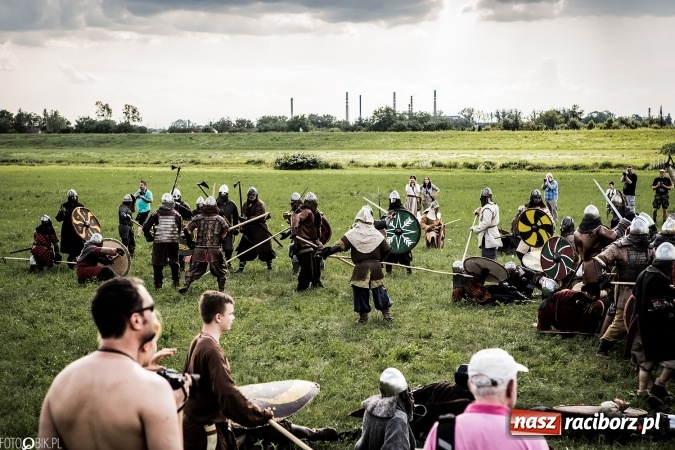 Zdjęcie w galerii na portalu naszraciborz.pl: Bitwa wojów nad Ulgą. Pierwszy dzień VIII Raciborskiego Festiwalu Średniowiecznego już za nami wiadomości z regionu