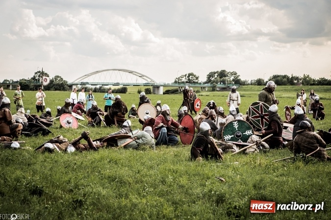 Zdjęcie w galerii na portalu naszraciborz.pl: Bitwa wojów nad Ulgą. Pierwszy dzień VIII Raciborskiego Festiwalu Średniowiecznego już za nami wiadomości z regionu