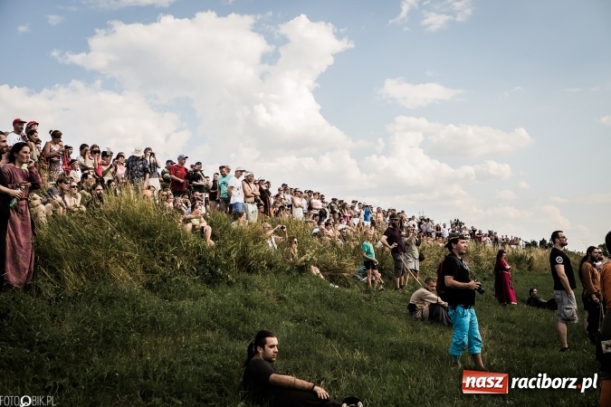 Zdjęcie w galerii na portalu naszraciborz.pl: Bitwa wojów nad Ulgą. Pierwszy dzień VIII Raciborskiego Festiwalu Średniowiecznego już za nami wiadomości z regionu